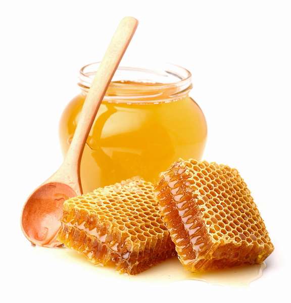 Как добывают мёд в сотах